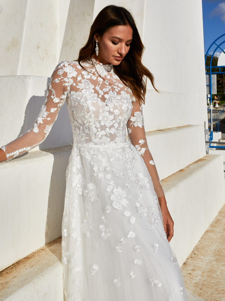 Brud utendørs i hvit brudekjole på steintrapp