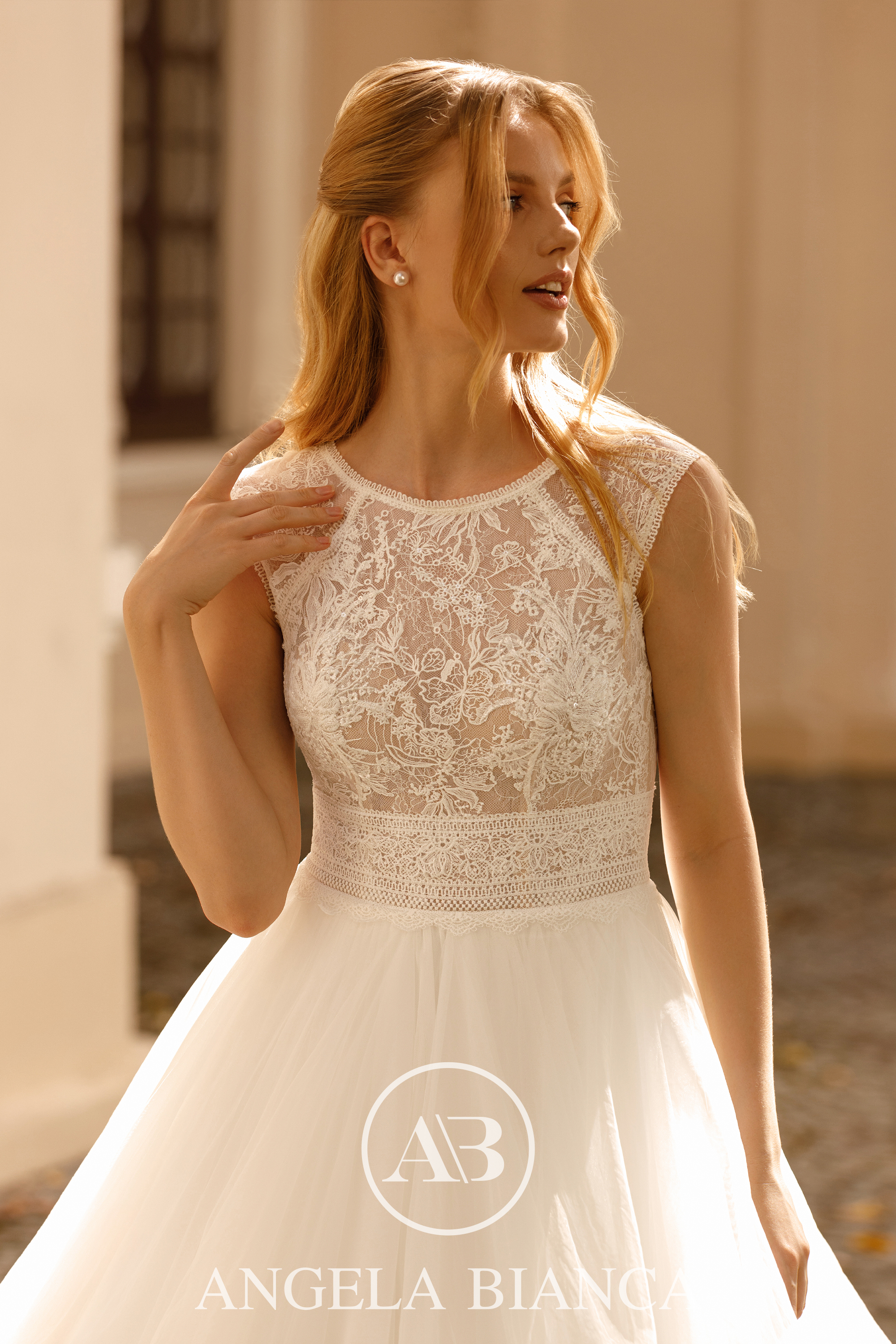 Nær-bilde av brudekjole med blondedetaljer